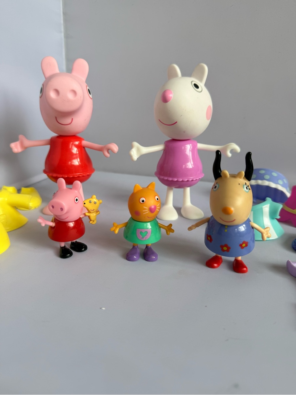 Peppa Pig Lot- Dress Up Peppa & Suzy Dolls w/ Accessories & Mini Figures - Picture 4 of 8